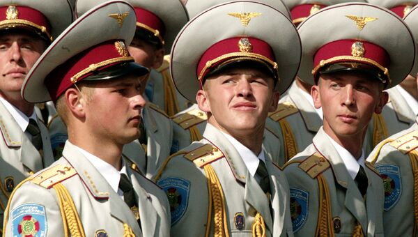 Украинские офицеры во время военного парада в Киеве. Архивное фото