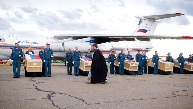 Церемония прощания с экипажем разбившегося самолёта МЧС РФ Ил-76 в аэропорту Иркутска