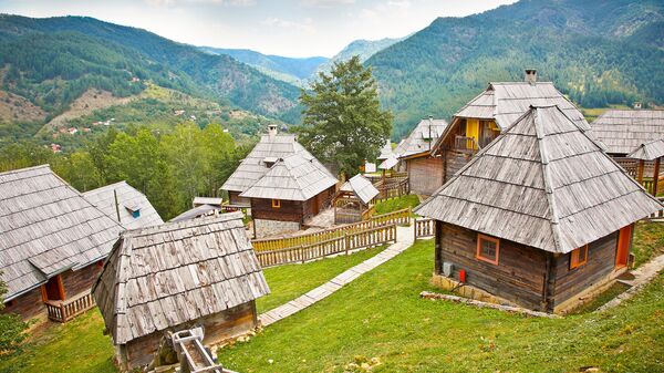 Вид на деревню Дрвенград, построенную режиссером Эмиром Кустурицей в Сербии