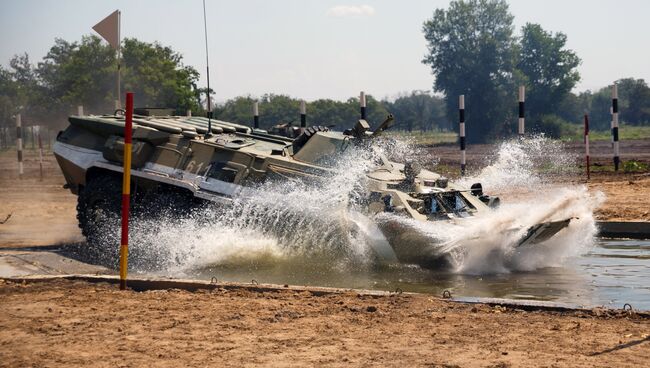 БТР-80 во время конкурса Безопасный маршрут. Архивное фото