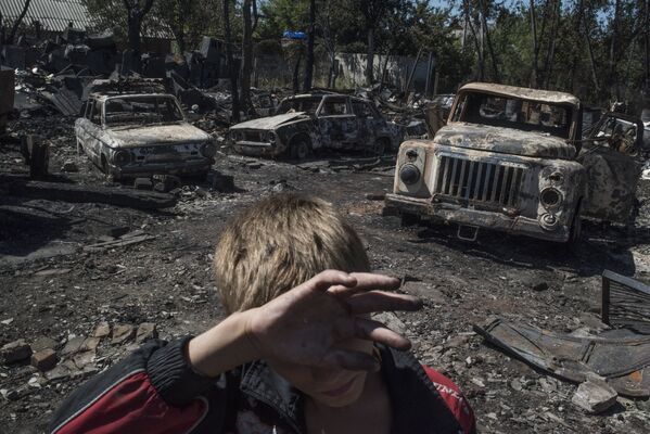 Автомобили в поселке Лозовое города Донецка, сгоревшие в результате обстрела украинскими силовиками