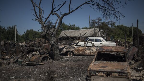 Последствия обстрела поселка в Донецкой области. Архивное фото