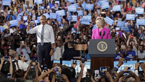 Кандидат в президенты Хиллари Клинтон и президент США Барак Обама на предвыборном митинге в городе Шарлотт