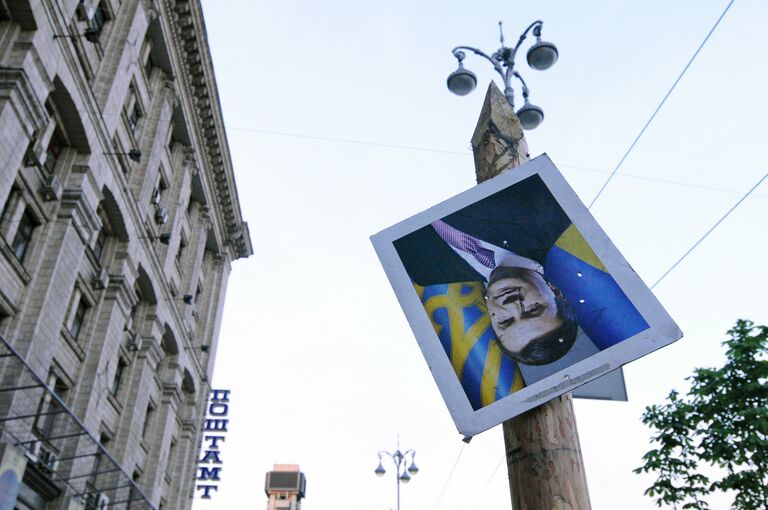 Портрет отстраненного от должности президента Украины Виктора Януковича на площади Независимости в Киеве Портрет отстраненного от должности президента Украины Виктора Януковича на площади Независимости в Киеве