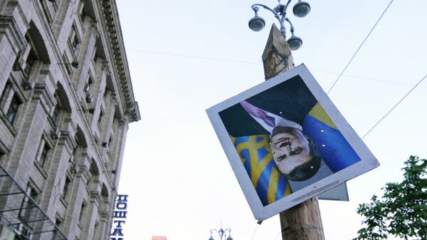 Портрет отстраненного от должности президента Украины Виктора Януковича на площади Независимости в Киеве. Архивное фото