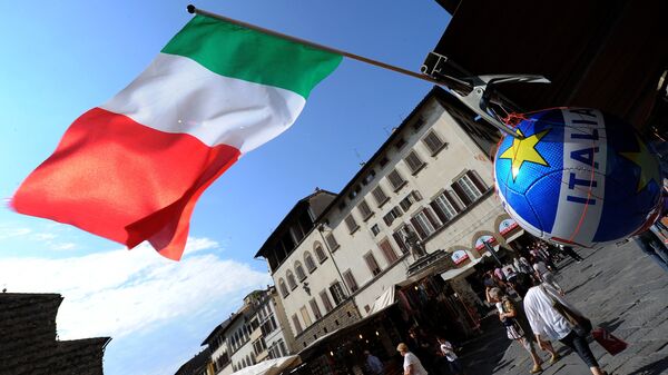 Итальянский флаг на улице во Флоренции. Архивное фото