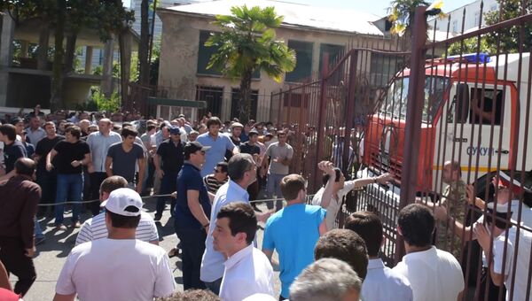 Протестующие выломали ворота и ворвались во двор здания МВД Абхазии