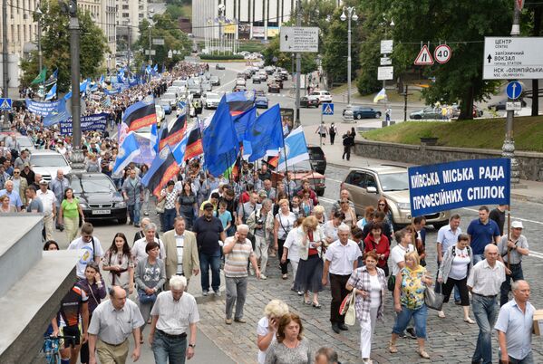 Участники марша протеста против повышения цен на газ и роста коммунальных тарифов в Киеве