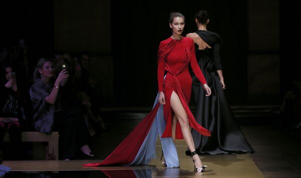 Показ коллекции Donatella Versace в рамках Недели высокой моды в Париже