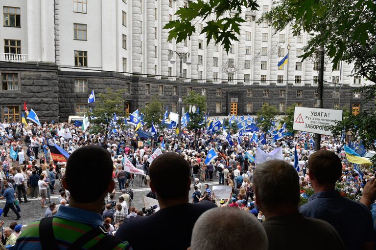 Участники всеукраинского марша протеста Европейским ценам - европейскую зарплату против повышения цен на газ и роста коммунальных тарифов