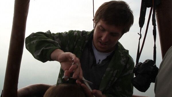 Уральский парикмахер подстриг клиента в полете на воздушном шаре