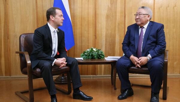 Председатель правительства РФ Дмитрий Медведев и глава Республики Саха Егор Борисов во время встречи в Якутске