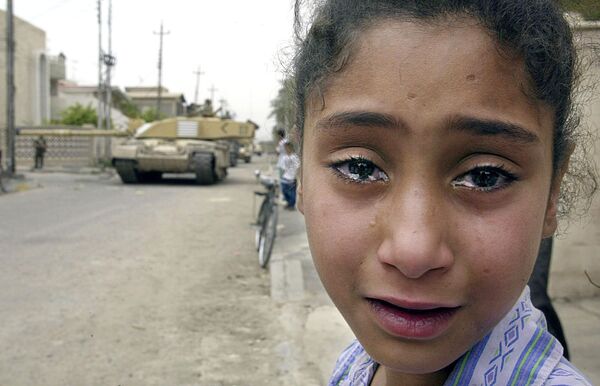 Иракская девочка на улице Басры занятой британскими войсками