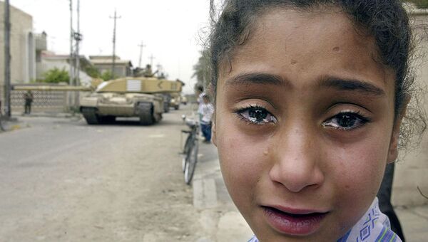 Иракская девочка на улице Басры занятой британскими войсками. 4 августа 2003 года