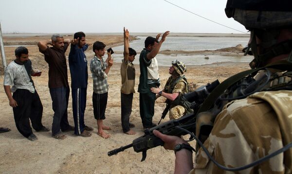 Британские военные обыскивают иракцев возле Басры