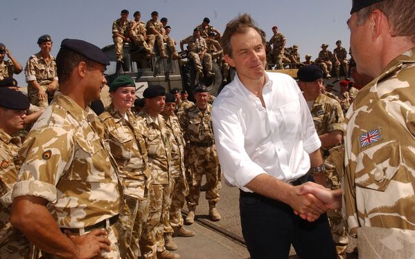 Премьер-министр Великобритании Тони Блэр во время посещения британских военных на юге Ирака, 2003 год