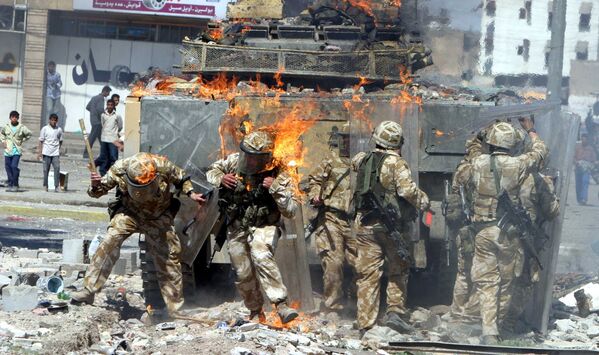 Британская бронемашина подожженная протестующими Басре, Ирак