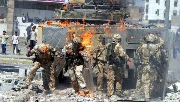 Британская бронемашина подожженная протестующими Басре, Ирак. Архивное фото