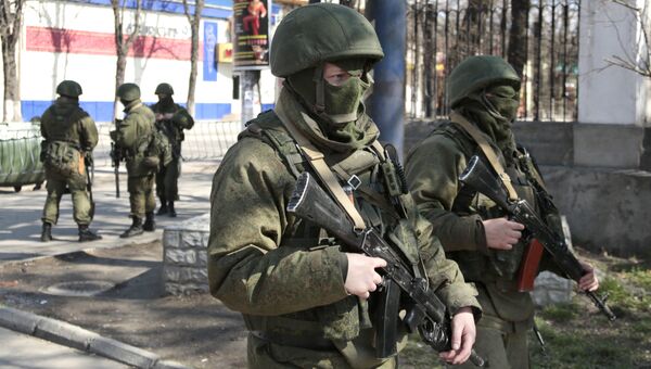 Люди в военной форме на улицах Симферополя. 18 марта 2014