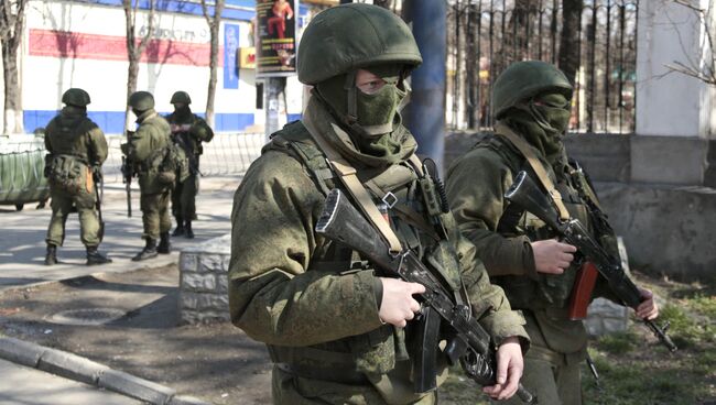 Люди в военной форме на улицах Симферополя. Архивное фото