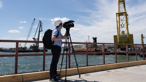 Представители иностранных СМИ на стройплощадке Крымского моста. Архивное фото
