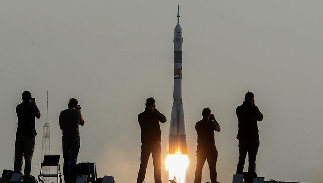 Фотографы во время старта ракеты-носителя Союз-ФГ с транспортным пилотируемым кораблем Союз МС с космодрома Байконур. Архивное фото