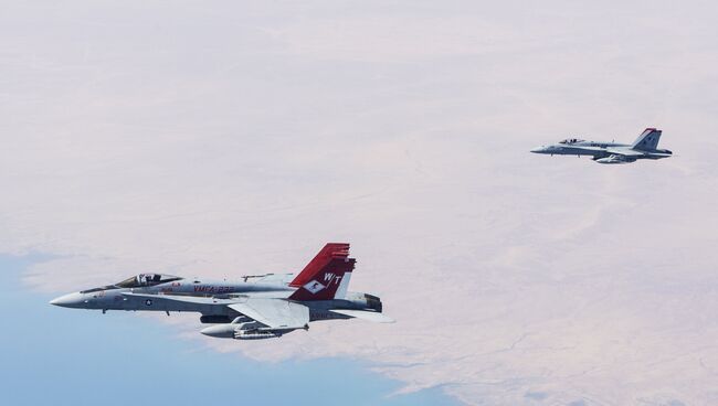 Истребители-бомбардировщики F/A-18С Хорнет эскадрильи VMFA-232 Красные дьяволы авиации корпуса морской пехоты США в небе над Ираком. Архивное фото