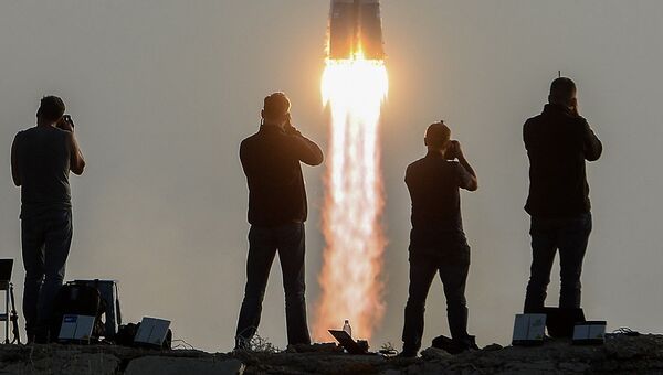 Фотографы во время старта ракеты-носителя Союз-ФГ. Архивное фото