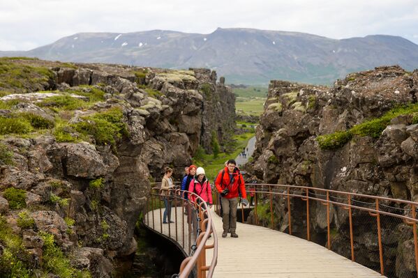 Посетители в национальном парке Тингведлир в Исландии