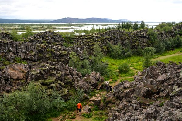 Посетители в национальном парке Тингведлир в Исландии