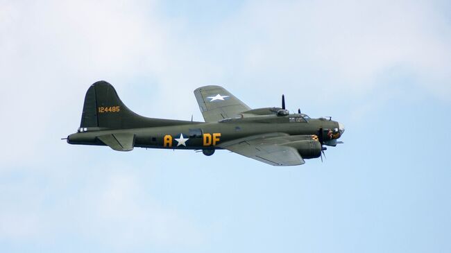 Тяжелый бомбардировщик США Boeing B-17 Flying Fortress. Архивное фото