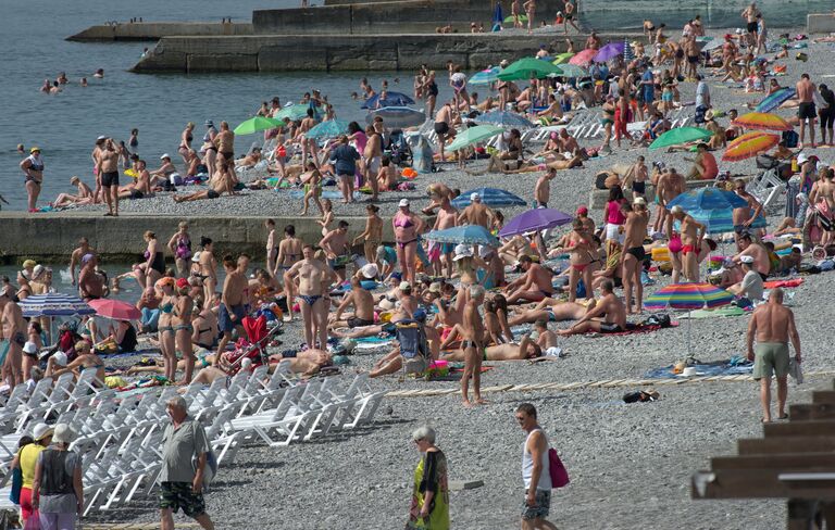 Отдыхающие на пляже в Ялте. 2016 год Отдыхающие на пляже в Ялте. 2016 год