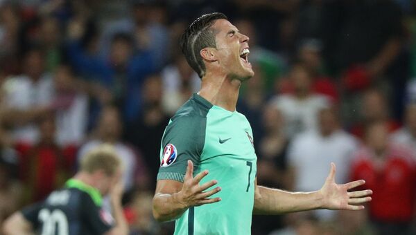 Игрок сборной Португалии Криштиану Роналду радуется победе в матче 1/2 финала чемпионата Европы по футболу - 2016 между сборными командами Португалии и Уэльса