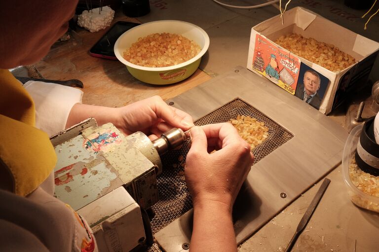 Обработка янтаря на заводе Янтарный ювелирпром Обработка янтаря на заводе Янтарный ювелирпром