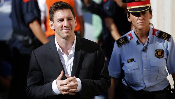Аргентинский футболист Барселоны Лионель Месси прибывает в суд Гавы для рассмотрения дела о налоговом мошенничестве. 27 сентября 2013