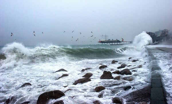 Набережная Ялты во время шторма на Черном море