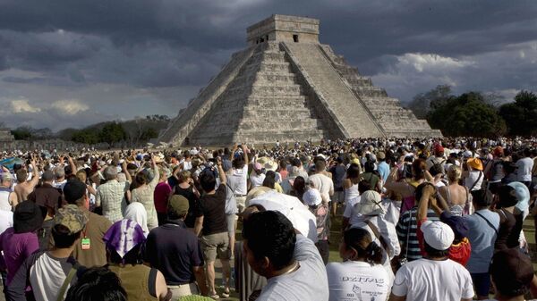 Люди возле пирамиды Кукулькан в Чичен-Ица, Мексика. Архивное фото.