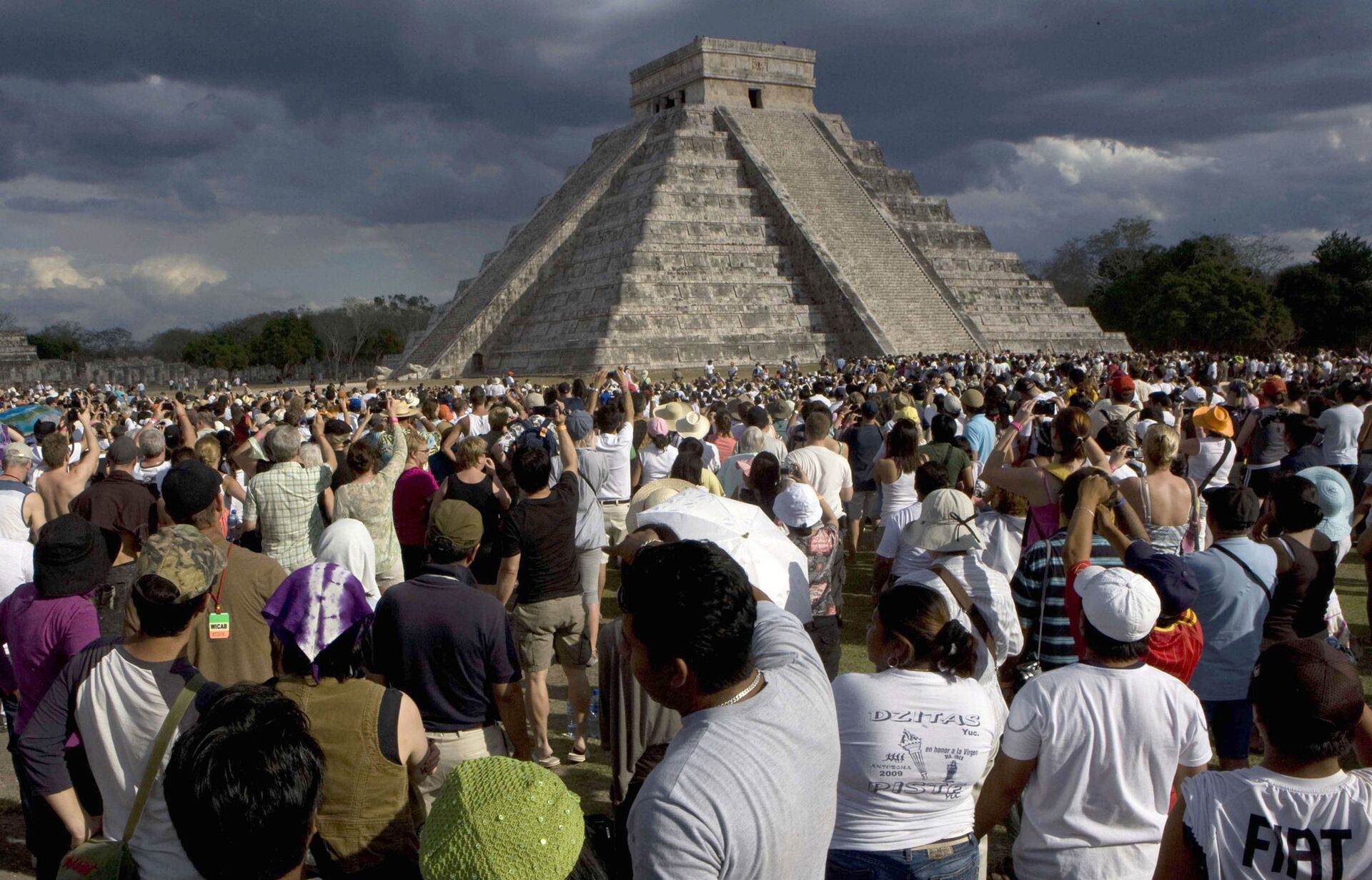 Люди возле пирамиды Кукулькан в Чичен-Ица, Мексик - РИА Новости, 1920, 16.09.2021