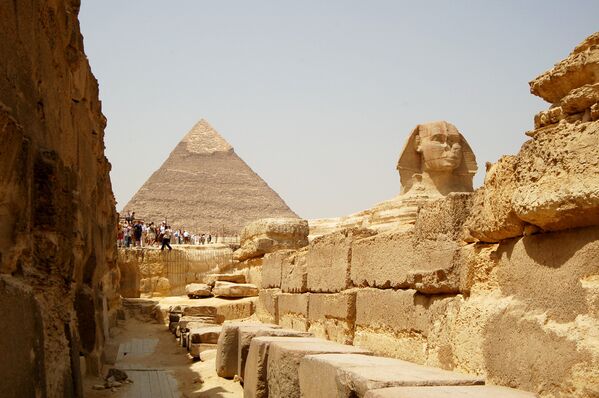 Египетские пирамиды на плато Гиза в пригороде Каира