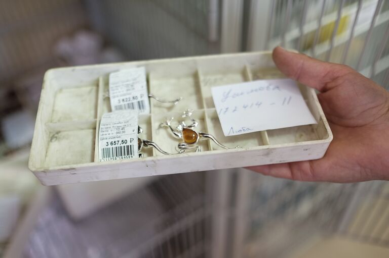 Ювелирные изделия из янтаря на заводе Янтарный ювелирпром Ювелирные изделия из янтаря на заводе Янтарный ювелирпром