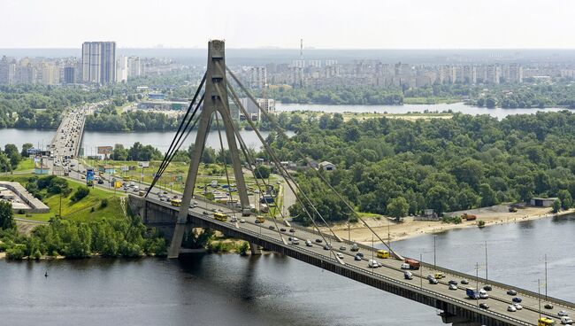 Вид на московский проспект и мост в Киеве