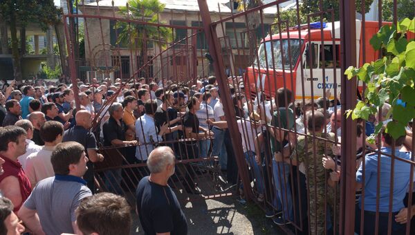 Снос ворот у здания МВД участниками митинга оппозиции в Сухуме. Июль 2016 года