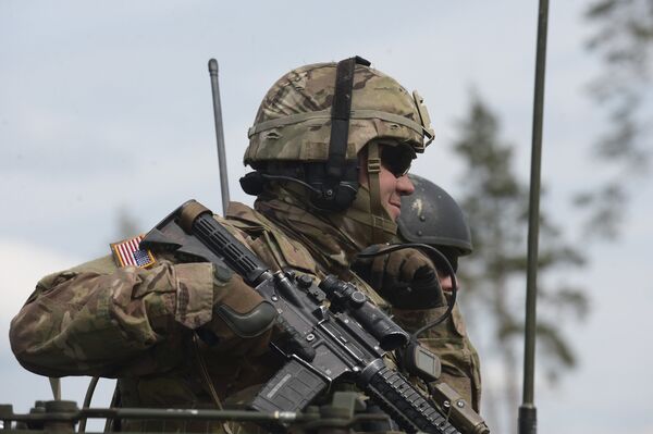 Военнослужащий армии США во время международных военных учений Saber Strike-2016 в Эстонии Военнослужащий армии США во время международных военных учений Saber Strike-2016 в Эстонии
