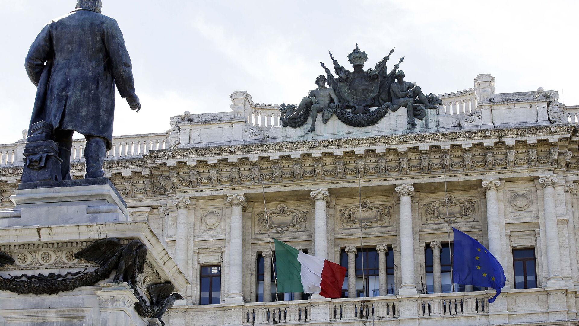 Флаги Италии и Евросоюза на здании в Риме - РИА Новости, 1920, 16.07.2022