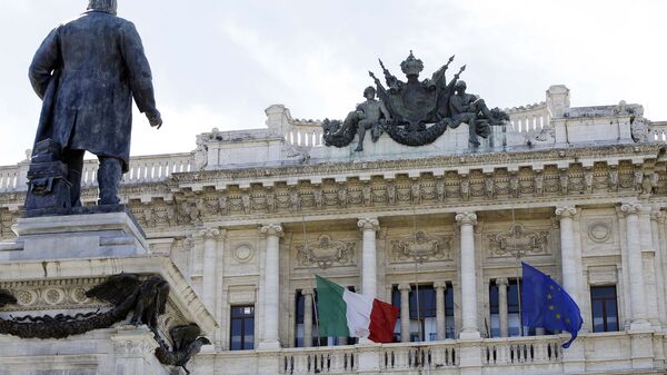 Флаги Италии и Евросоюза на здании в Риме