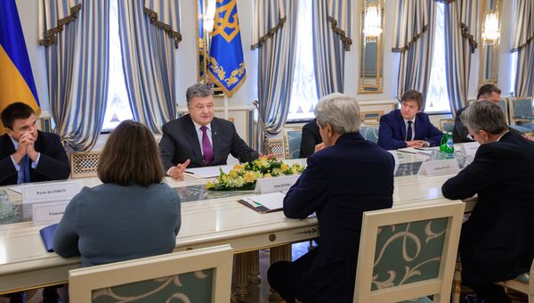 Президент Украины Петр Порошенко (второй справа на втором плане) и Государственный секретарь США Джон Керри (в центре на первом плане) во время встречи в Киеве