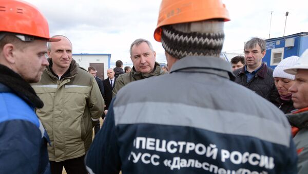 Дмитрий Рогозин общается с рабочими на строительстве космодрома Восточный. Архивное фото