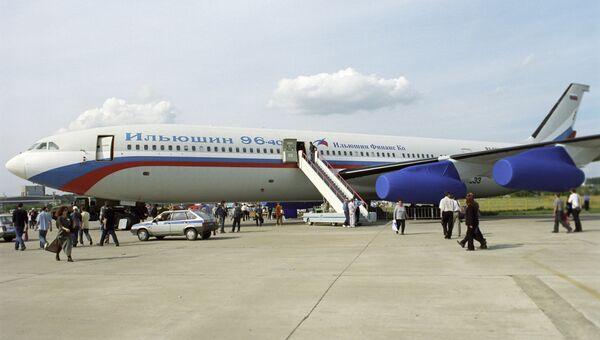 Пассажирский дальнемагистральный самолет Ил-96-400 на 6-м Международном авиакосмическом салоне МАКС-2003. Архивное фото