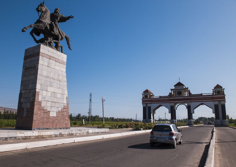 Памятник герою киргизского народного эпоса Курманбеку баатыру на въезде в город Джалал-Абад в Киргизии Памятник герою киргизского народного эпоса Курманбеку баатыру на въезде в город Джалал-Абад в Киргизии