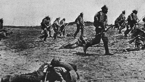 Наступление русских войск на одном из участков Юго-Западного фронта (снимок 1916 года)